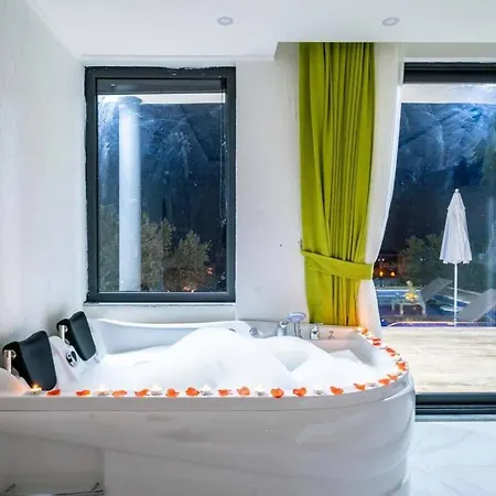 Kalkan Deniz Manzaralı Havuzlu Bahçeli Villa