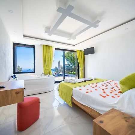 Kalkan Deniz Manzaralı Havuzlu Bahçeli Villa