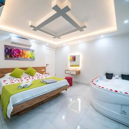 Kalkan Deniz Manzaralı Havuzlu Bahçeli Villa *