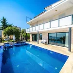 Kalkan Deniz Manzarali Havuzlu Bahceli 빌라