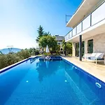 Kalkan Deniz Manzarali Havuzlu Bahceli 빌라 카스