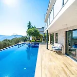 Kalkan Deniz Manzarali Havuzlu Bahceli