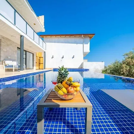 Kalkan Deniz Manzaralı Havuzlu Bahçeli Villa