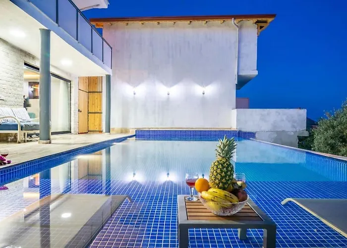 Kalkan Deniz Manzaralı Havuzlu Bahçeli Villa