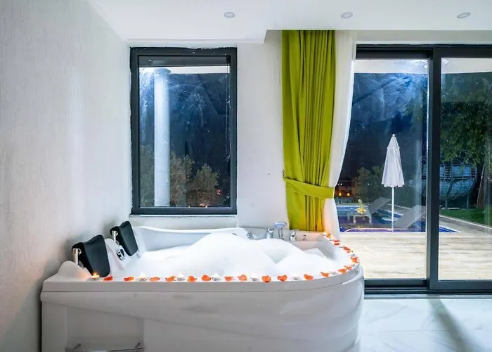 Kalkan Deniz Manzaralı Havuzlu Bahçeli Villa