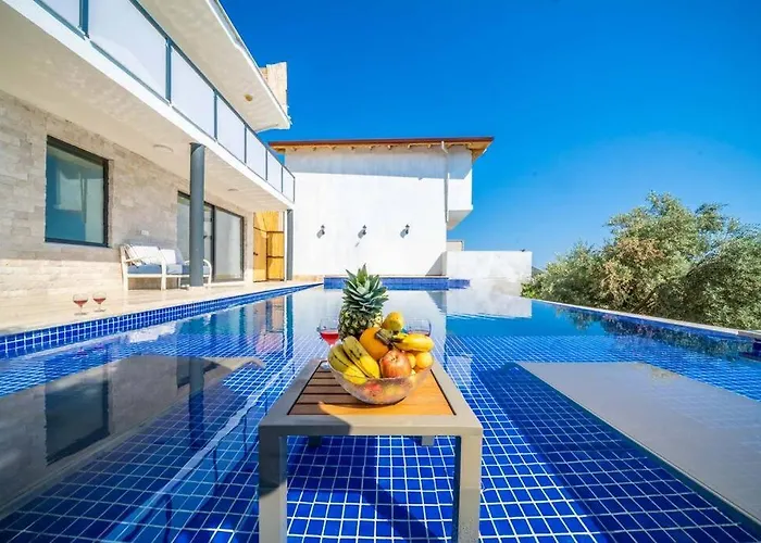 Kalkan Deniz Manzaralı Havuzlu Bahçeli Villa