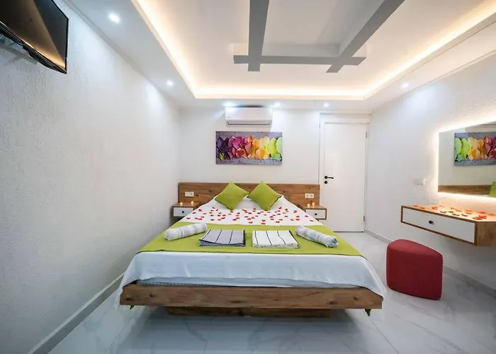 Villa Kalkan Deniz Manzaralı Havuzlu Bahçeli