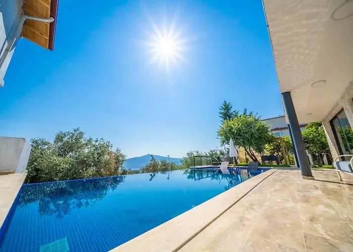 Kalkan Deniz Manzaralı Havuzlu Bahçeli Villa *