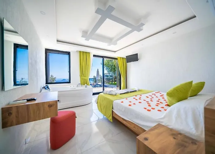 Kalkan Deniz Manzaralı Havuzlu Bahçeli Villa